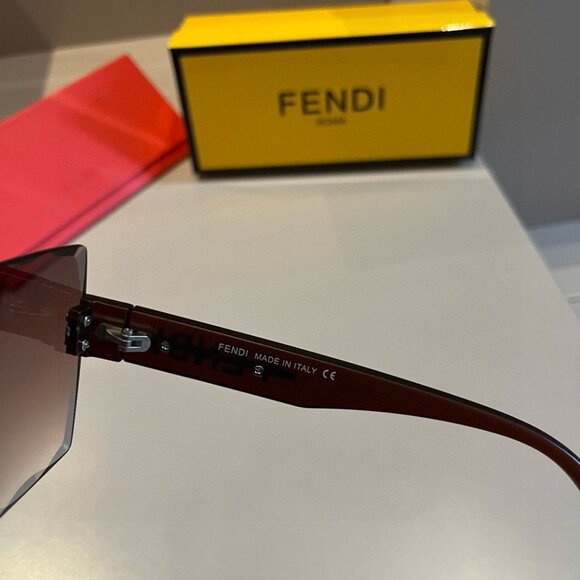 FENDI FF Logo Oversize Sunglasses - Picture 7 of 9